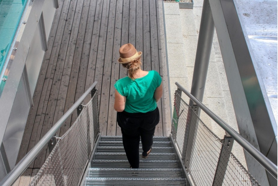 Promotora de vendas comprova que esforço físico agravou fibromialgia