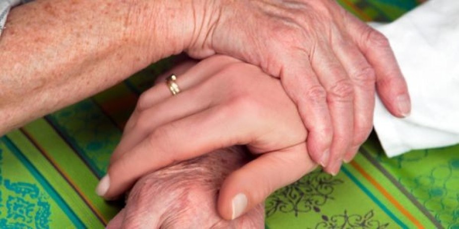 Enfermeiro que atua como cuidador de idoso é considerado empregado doméstico