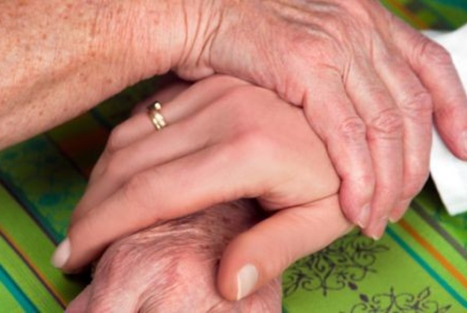 Enfermeiro que atua como cuidador de idoso é considerado empregado doméstico