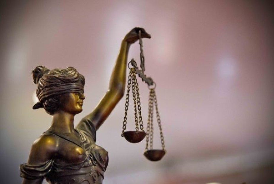 Acidente de trabalho na operação de máquina. Responsabilidade do fabricante. Denunciação da lide. Impossibilidade. Acidente de trabalho na operação de máquina. Responsabilidade do fabricante. Denunciação da lide. Impossibilidade.