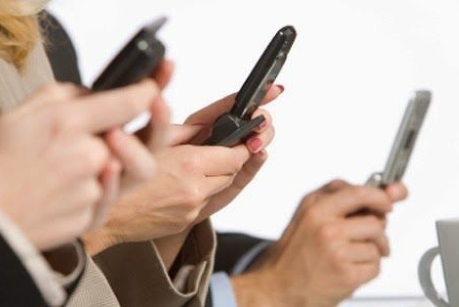 Uso excessivo de celular no trabalho é motivo para demissão por justa causa Uso excessivo de celular no trabalho é motivo para demissão por justa causa