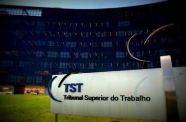 Alteração da CLT: TST mantém demissão em massa sem negociação prévia por universidade