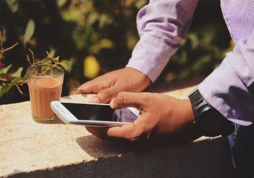 Empresa também responde por assédio cometido via celular corporativo, diz juiz