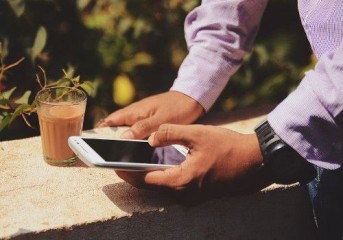 Utilização de telefone celular não pode ser interpretada como forma indireta de controle de jornada