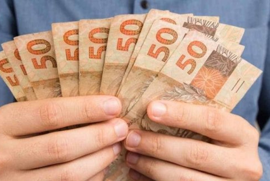 Trabalhadora que adquiriu laringite e bronquite por exposição a produtos químicos deve ser indenizada Trabalhadora que adquiriu laringite e bronquite por exposição a produtos químicos deve ser indenizada