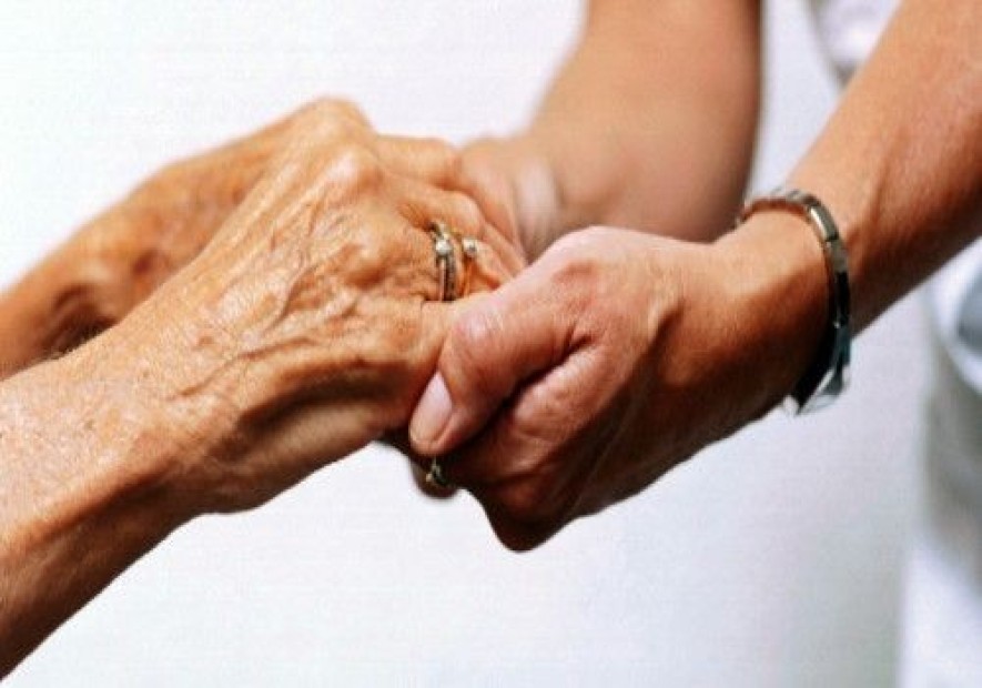 Tempo à disposição – Cuidadora de idoso que dorme no trabalho recebe horas extras e adicional