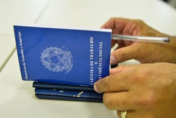 Registros de atestados médicos na CTPS. Violação ao direito de personalidade. Dano moral reconhecido. Indenização devida.