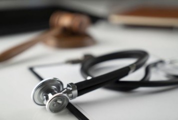 Deferida indenização por danos morais a gerente que teve plano de saúde cancelado durante o aviso-prévio
