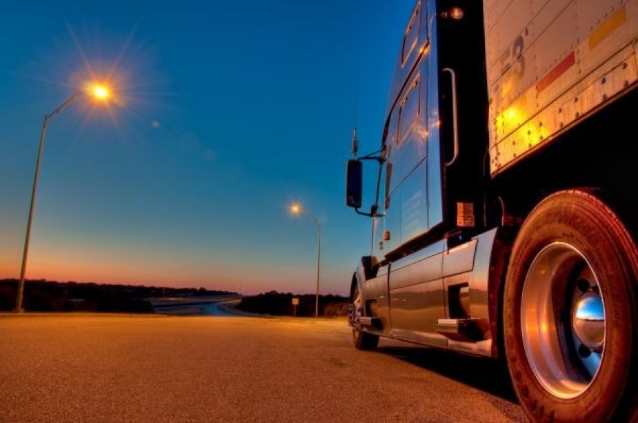 Pernoite em caminhão não dá direito a indenização por dano moral a motorista