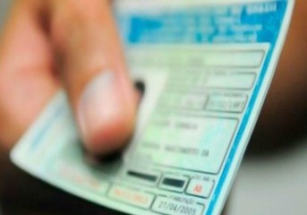 Motorista demitido por não renovar CNH não receberá férias e 13º salário proporcionais
