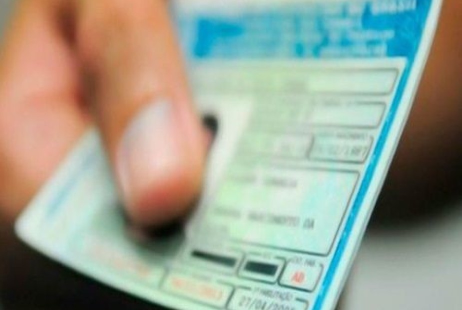 Motorista demitido por não renovar CNH não receberá férias e 13º salário proporcionais Motorista demitido por não renovar CNH não receberá férias e 13º salário proporcionais