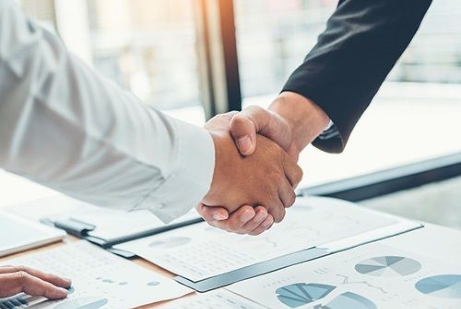 Há uma relação de trabalho, ainda que não convencional, com vínculo empregatício, na maioria dos casos Há uma relação de trabalho, ainda que não convencional, com vínculo empregatício, na maioria dos casos