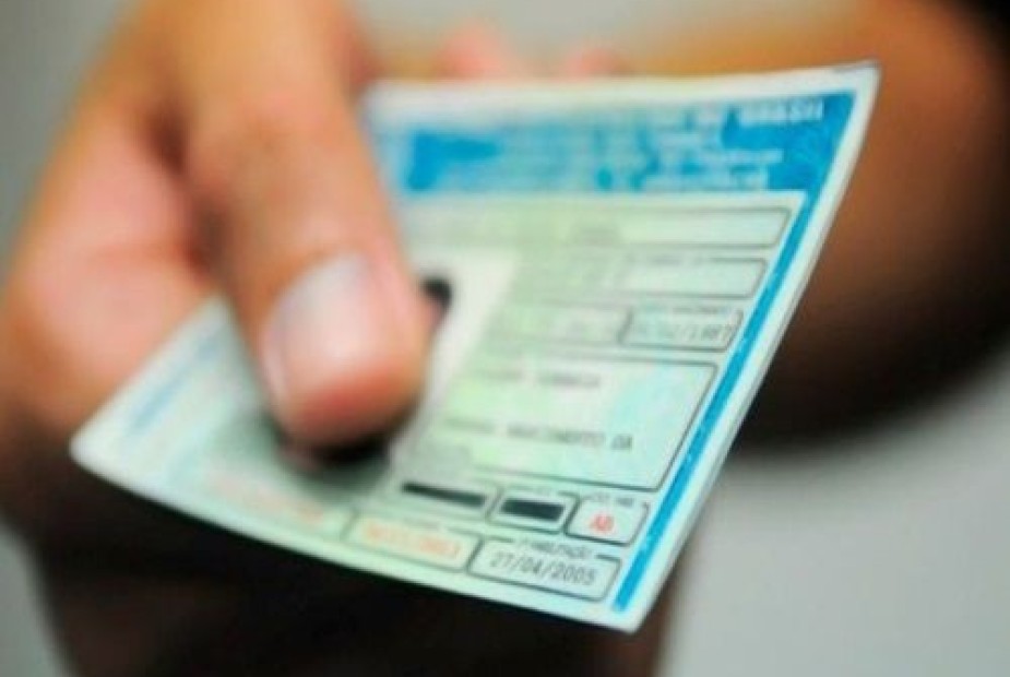 Mantida justa causa de motorista com CNH vencida que se envolveu em acidente Mantida justa causa de motorista com CNH vencida que se envolveu em acidente