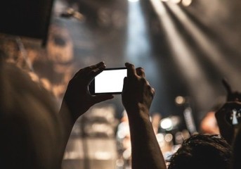 Mantida justa causa de trabalhadora que pediu afastamento médico, mas publicou fotos no Facebook em eventos de SP