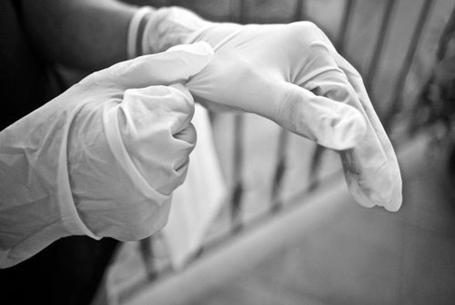 Servente de limpeza que teve doenças por esforço repetitivo agravadas pelo trabalho deve ser indenizada Servente de limpeza que teve doenças por esforço repetitivo agravadas pelo trabalho deve ser indenizada