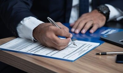 Empresa deverá reintegrar funcionário portador de deficiência por demiti-lo sem justa causa e não substituí-lo por empregado com as mesmas condições Empresa deverá reintegrar funcionário portador de deficiência por demiti-lo sem justa causa e não substituí-lo por empregado com as mesmas condições