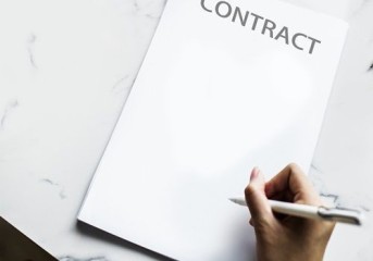 Troca de local de serviço previsto em contrato de trabalho não gera direito à reparação por danos morais