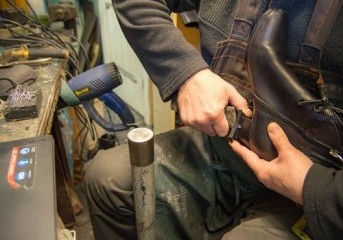 Modelista de sapatos que foi rebaixado de função quando era membro da Cipa deve ser indenizado