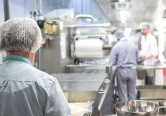 Fábrica da refrigerantes terá que reintegrar operador de produção vítima de discriminação por doença ocupacional