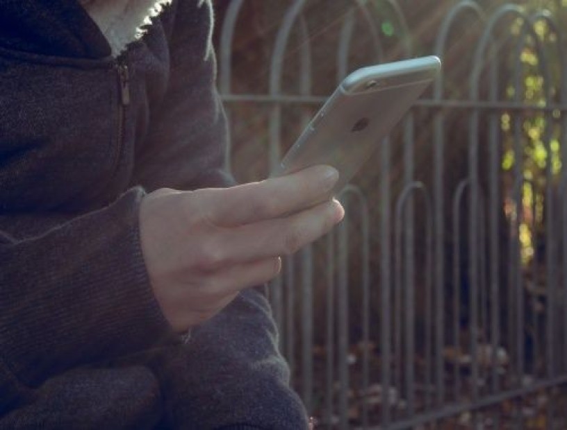 Serviços prestados fora do expediente por meio de celular devem ser remunerados como horas extraordinárias