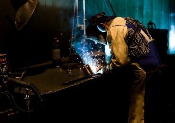Metalúrgico tem direito a horas extras por revezamento em atividade insalubre