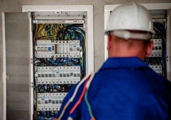 Dispensa de eletricitário com base em possibilidade de aposentadoria é considerada discriminatória