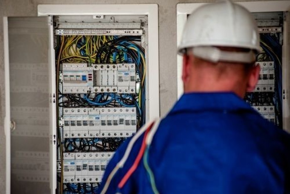 Dispensa de eletricitário com base em possibilidade de aposentadoria é considerada discriminatória