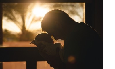 Governo sanciona lei que amplia licença-paternidade para 20 dias e cria salário-paternidade