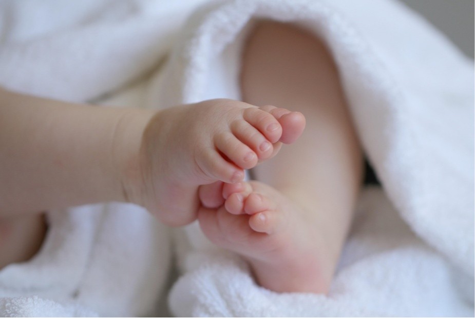 Empregada que faltou para acompanhar filho tem descontos salariais restituídos Empregada que faltou para acompanhar filho tem descontos salariais restituídos