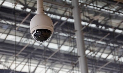 Operador vigiado por câmeras em vestiário será indenizado por indústria de alimentos