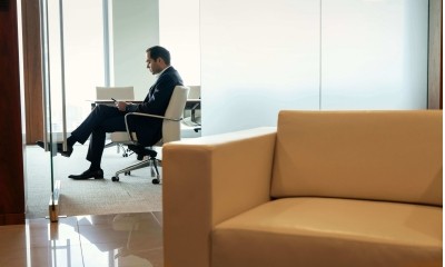 Desconto salarial por negligência do empregado exige previsão contratual