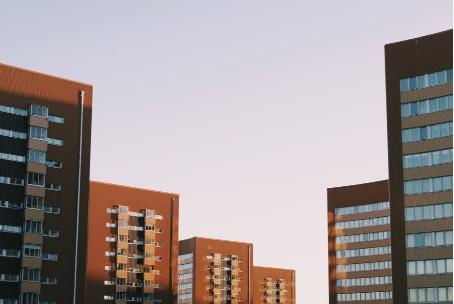 Condomínio é condenado a pagar indenização após demitir trabalhador com HIV