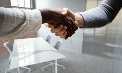Vendedora de agência de marketing tem vínculo de emprego reconhecido, apesar de contrato PJ