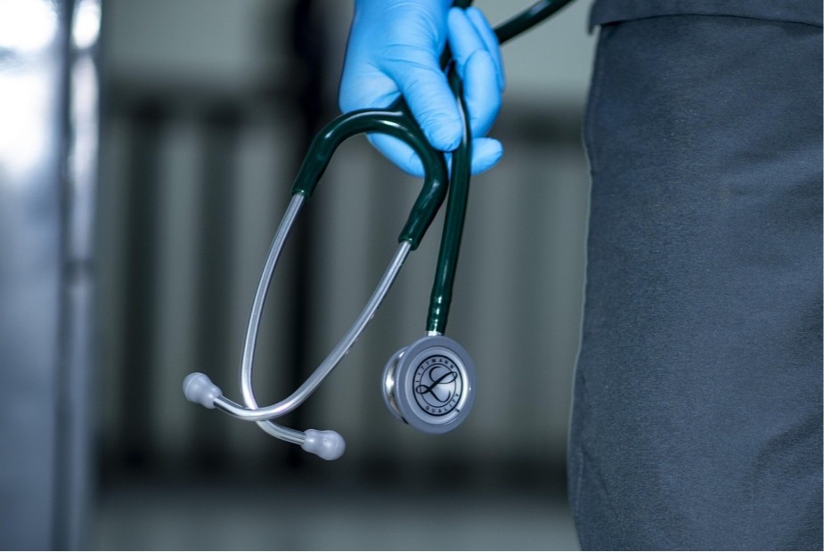 Hospital é condenado por exigir de empregados atestado médico em 24 horas
