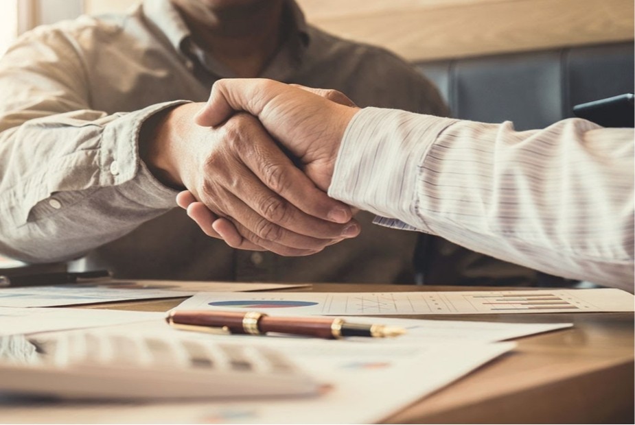 Demitir e recontratar com salário menor implica restituição de valor
