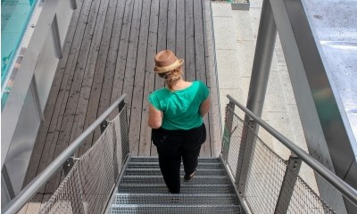 Promotora de vendas comprova que esforço físico agravou fibromialgia