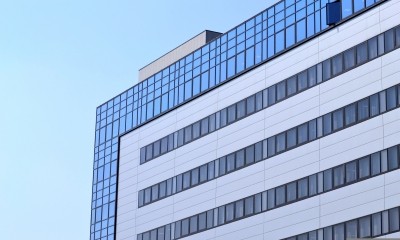 Proferida decisão que afasta hipótese de pretensão de vínculo empregatício com empresa nacional quando a prestação ocorreu no exterior