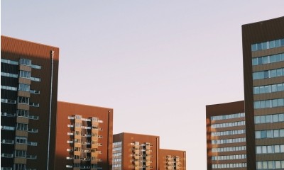 Condomínio é condenado a pagar indenização após demitir trabalhador com HIV