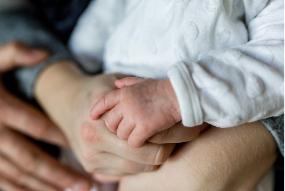 INSS deve conceder salário-maternidade a pai de bebê cuja mãe faleceu após o parto