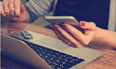Empresa deve ressarcir trabalhadora por uso de aparelho celular pessoal