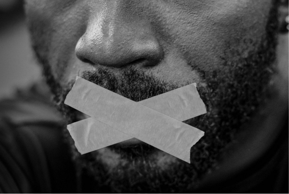 Justiça reforça que racismo disfarçado de humor é crime e mantém justa causa Justiça reforça que racismo disfarçado de humor é crime e mantém justa causa