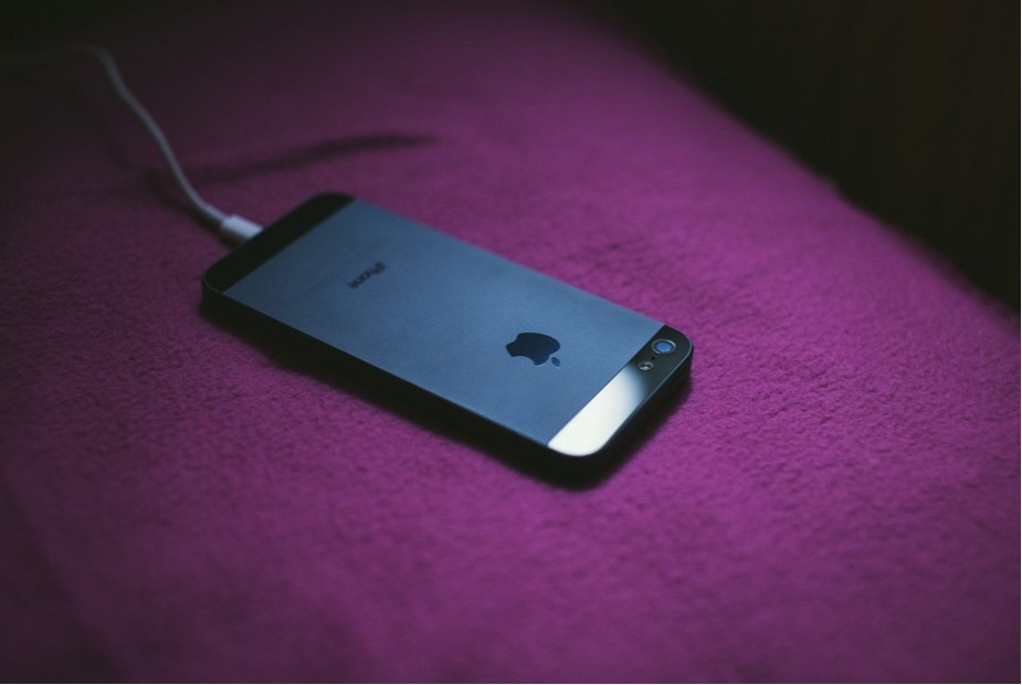 Empresa pode demitir por justa causa trabalhador que subtraiu carregador de celular Empresa pode demitir por justa causa trabalhador que subtraiu carregador de celular