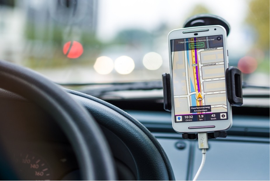 Aplicativo com GPS e registro de check-in em visitas comprova controle de jornada e garante horas extras a trabalhador externo