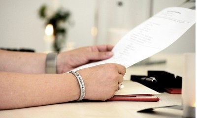TRT-2 reconhece dispensa discriminatória de trabalhadora com Parkinson e determina reintegração