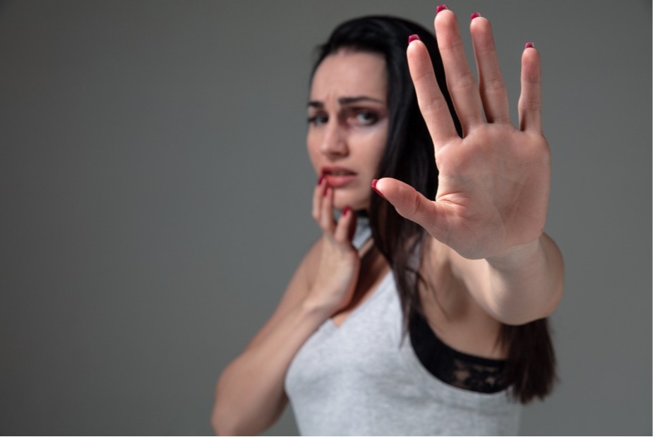 Violência doméstica: empresa que manteve agressor no quadro e despediu vítima deve indenizá-la