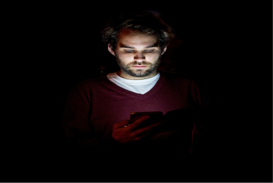 Acessar pornografia em celular corporativo justifica demissão por justa causa