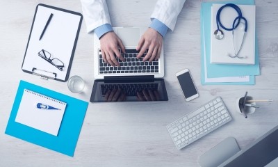 Apresentação de atestado médico adulterado gera demissão por justa causa