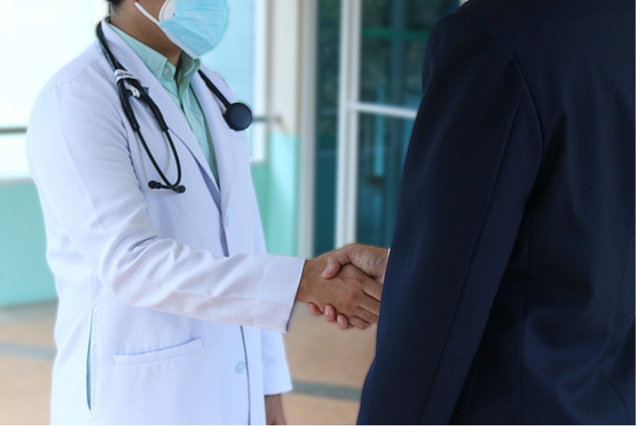 Autonomia de médico contratado como PJ afasta vínculo de emprego