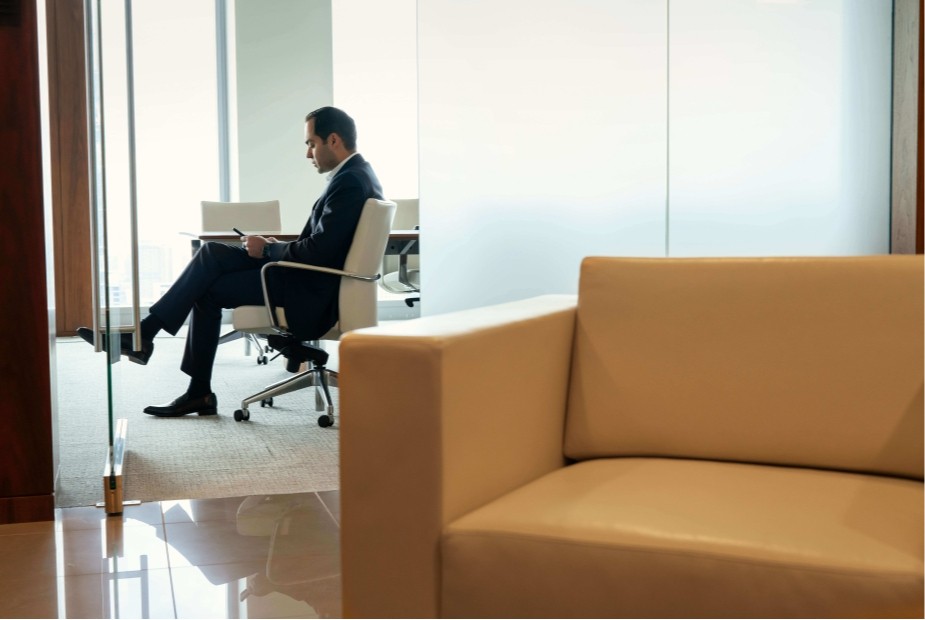 Desconto salarial por negligência do empregado exige previsão contratual