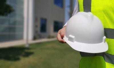 Construtora terá de indenizar técnico de segurança que levou pedrada de colega
